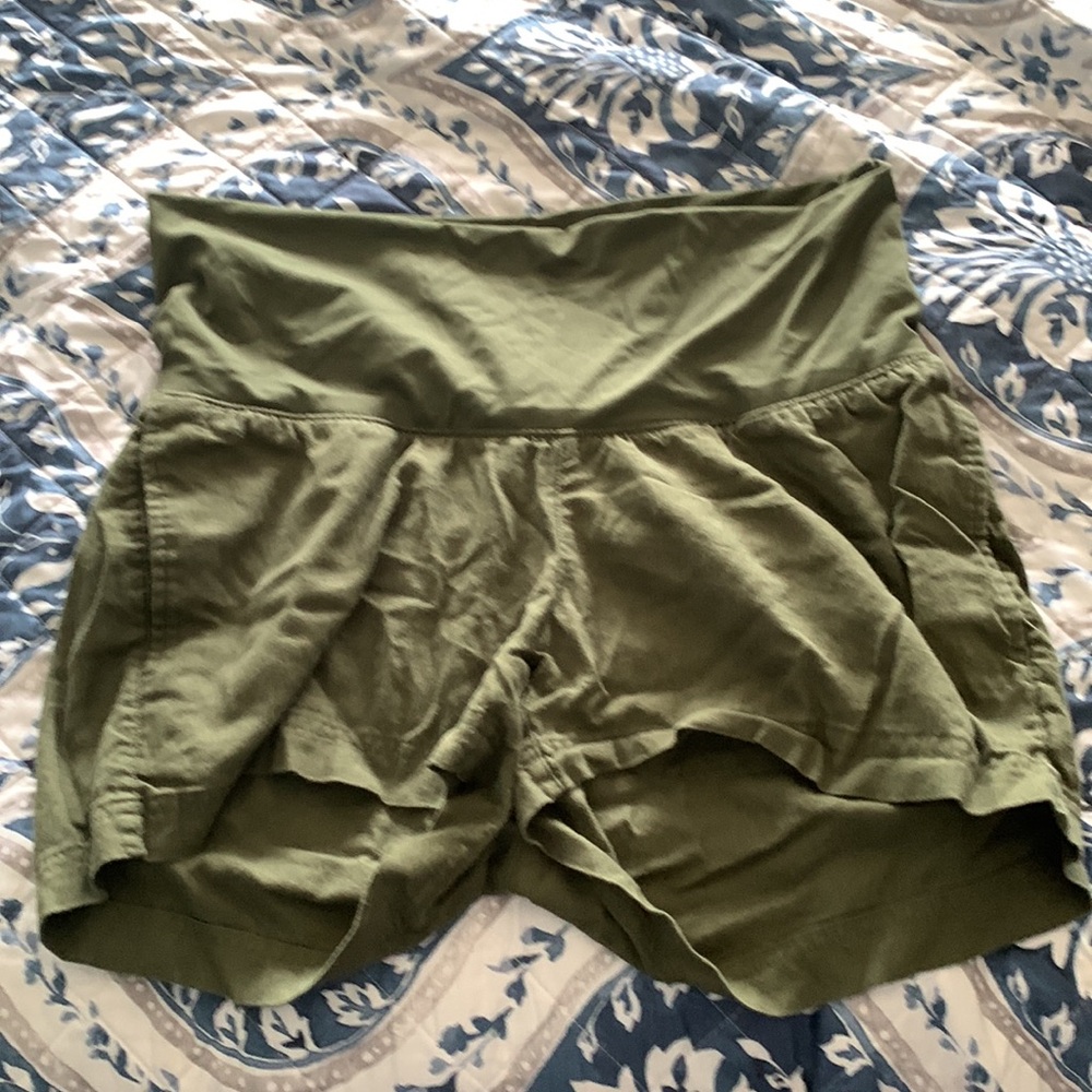 Old Navy army green maternity shorts with pockets - linen blend